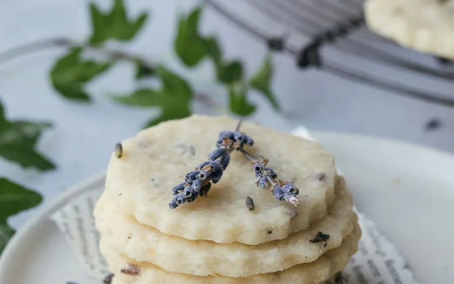 Sablés ronds empilés sur une assiette blanche
